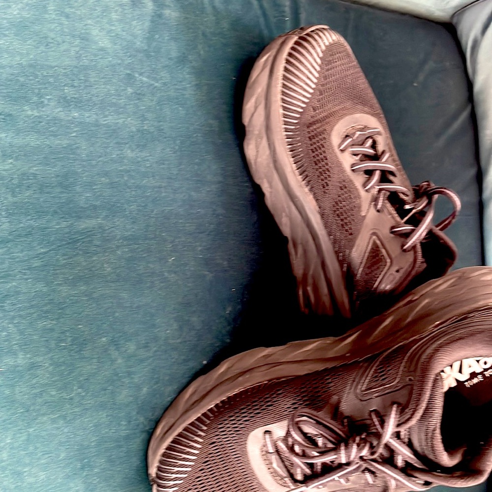 HOKA WOMEN’S BONDI 7 Size 9B. BLACK WITH BLACK SOLES!!